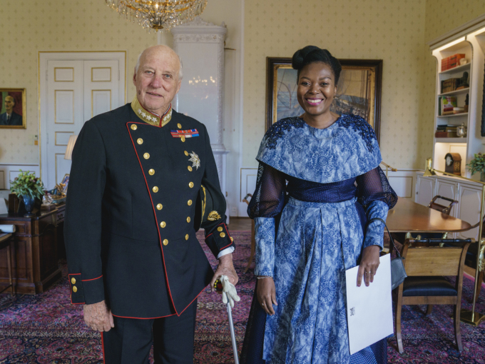 King Harald with the new ambassador from Botswana, Her Excellency Ms Chandapiwa Nteta, in 2021. Photo: Stian Lysberg Solum / NTB